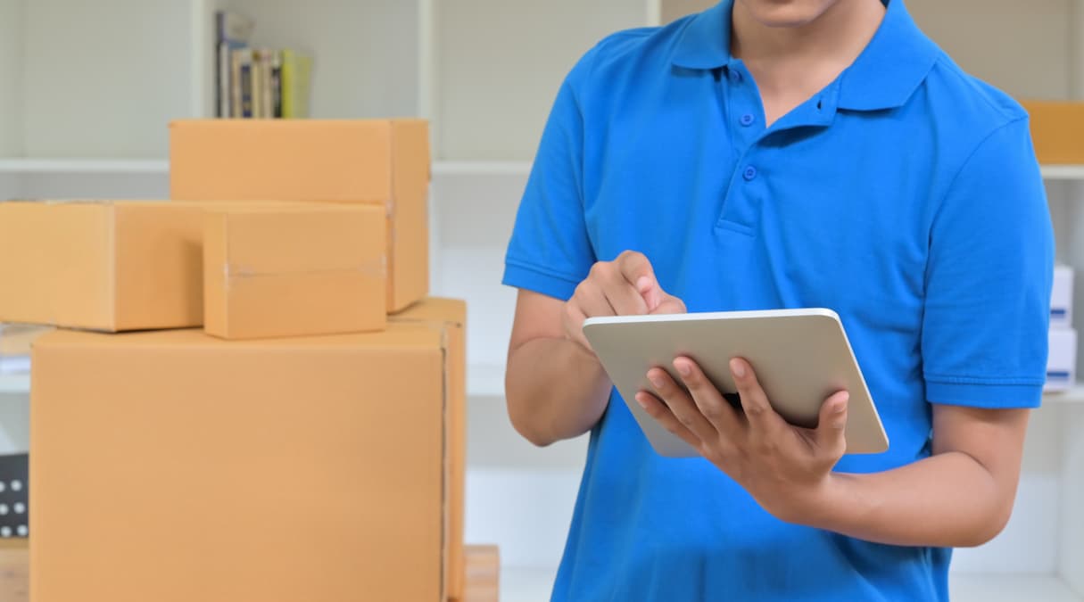 Lojista segurando um tablet e aprendendo a como fazer rastreamento de seus produtos