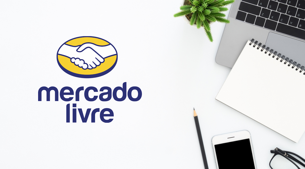 Logotipo do Mercado Livre, ao lado um notebook, caderno de anotações e um smartphone||