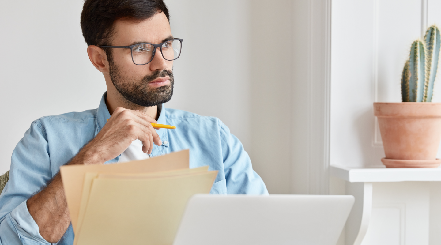 Homem cuidando das finanças em seu escritório
